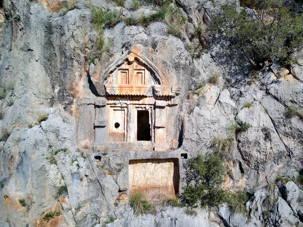 Myra 'da kayalıklara oyulmuş antik Yunan kayalarının yüksek açılı insansız hava aracı görüntüsü (Demre, Türkiye)