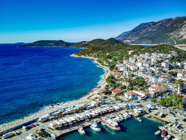 Türkiye 'nin Mugla ilinde Kas tatil beldesi ve kentin insansız hava aracı manzarası harika mavi ve berrak lagünü ve yatlarıyla