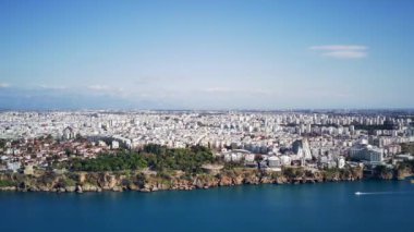 Antalya 'da Antalya Körfezi' nin güneşli bir günde insansız hava aracının yüksek noktasından havadan çekilmiş fotoğrafı. Kuşlardan inanılmaz bir şehir manzarası. Güzel kasaba ve deniz yamaçları üzerinde uçuyorlar.