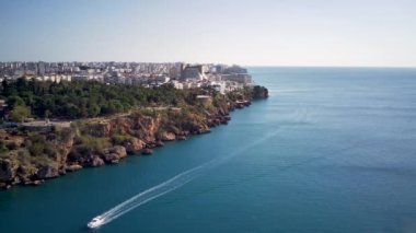Antalya 'da Antalya Körfezi' nin güneşli bir günde insansız hava aracının yüksek noktasından havadan çekilmiş fotoğrafı. Kuşlardan inanılmaz bir şehir manzarası. Güzel kasaba ve deniz yamaçları üzerinde uçuyorlar.