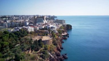 Antalya 'da Antalya Körfezi' nin güneşli bir günde insansız hava aracının yüksek noktasından havadan çekilmiş fotoğrafı. Kuşlardan inanılmaz bir şehir manzarası. Güzel kasaba ve deniz yamaçları üzerinde uçuyorlar.