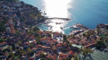 Antalya 'da Antalya Körfezi' nin güneşli bir günde insansız hava aracının yüksek noktasından havadan çekilmiş fotoğrafı. Kuşlardan inanılmaz bir şehir manzarası. Güzel kasaba ve deniz yamaçları üzerinde uçuyorlar.