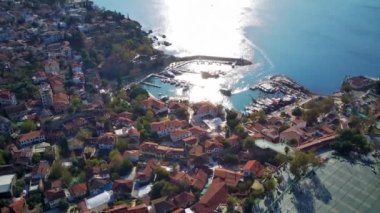 Antalya 'da Antalya Körfezi' nin güneşli bir günde insansız hava aracının yüksek noktasından havadan çekilmiş fotoğrafı. Kuşlardan inanılmaz bir şehir manzarası. Güzel kasaba ve deniz yamaçları üzerinde uçuyorlar.