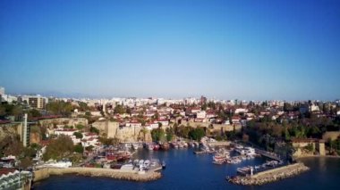 Antalya 'da Antalya Körfezi' nin güneşli bir günde insansız hava aracının yüksek noktasından havadan çekilmiş fotoğrafı. Kuşlardan inanılmaz bir şehir manzarası. Güzel kasaba ve deniz yamaçları üzerinde uçuyorlar.