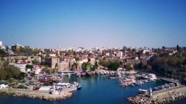 Antalya 'da Antalya Körfezi' nin güneşli bir günde insansız hava aracının yüksek noktasından havadan çekilmiş fotoğrafı. Kuşlardan inanılmaz bir şehir manzarası. Güzel kasaba ve deniz yamaçları üzerinde uçuyorlar.