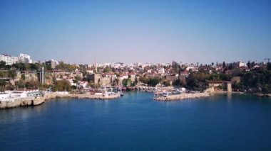 Antalya 'da Antalya Körfezi' nin güneşli bir günde insansız hava aracının yüksek noktasından havadan çekilmiş fotoğrafı. Kuşlardan inanılmaz bir şehir manzarası. Güzel kasaba ve deniz yamaçları üzerinde uçuyorlar.