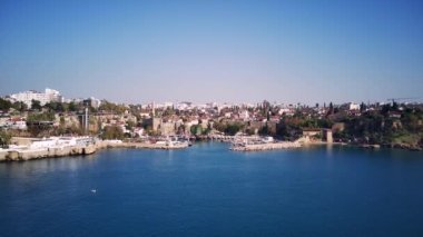 Antalya 'da Antalya Körfezi' nin güneşli bir günde insansız hava aracının yüksek noktasından havadan çekilmiş fotoğrafı. Kuşlardan inanılmaz bir şehir manzarası. Güzel kasaba ve deniz yamaçları üzerinde uçuyorlar.