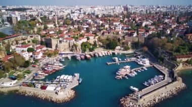 Antalya 'da Antalya Körfezi' nin güneşli bir günde insansız hava aracının yüksek noktasından havadan çekilmiş fotoğrafı. Kuşlardan inanılmaz bir şehir manzarası. Güzel kasaba ve deniz yamaçları üzerinde uçuyorlar.