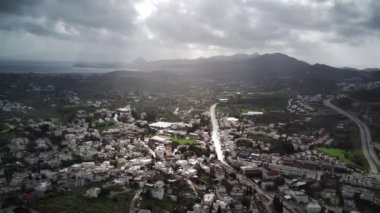 Aydın 'ın başkenti - Aydın' ın Aydın kenti, güneşli bir günde İHA 'nın en yüksek noktasından uçuyor. Şehir merkezinde ve parklarda inanılmaz bir hava manzarası var..