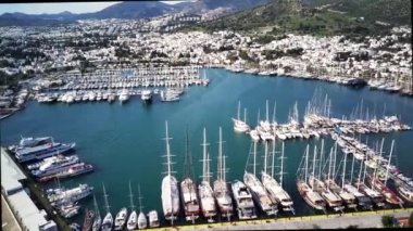 Türkiye 'nin Mugla ilçesindeki Bodrum limanı ve antik Kalesi' nin güzel yatlarıyla dolu İHA 'dan inanılmaz panoramik manzara