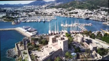 Türkiye 'nin Mugla ilçesindeki Bodrum limanı ve antik Kalesi' nin güzel yatlarıyla dolu İHA 'dan inanılmaz panoramik manzara