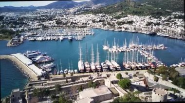 Türkiye 'nin Mugla ilçesindeki Bodrum limanı ve antik Kalesi' nin güzel yatlarıyla dolu İHA 'dan inanılmaz panoramik manzara