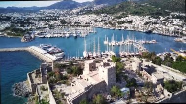 Türkiye 'nin Mugla ilçesindeki Bodrum limanı ve antik Kalesi' nin güzel yatlarıyla dolu İHA 'dan inanılmaz panoramik manzara