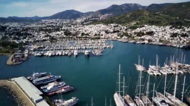 Türkiye 'nin Mugla ilçesindeki Bodrum limanı ve antik Kalesi' nin güzel yatlarıyla dolu İHA 'dan inanılmaz panoramik manzara