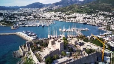 Türkiye 'nin Mugla ilçesindeki Bodrum limanı ve antik Kalesi' nin güzel yatlarıyla dolu İHA 'dan inanılmaz panoramik manzara