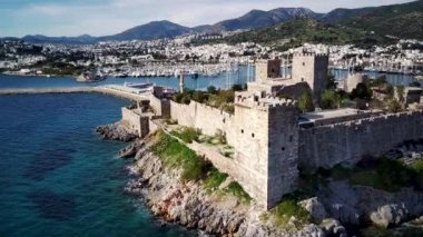 Türkiye 'nin Mugla ilçesindeki Bodrum limanı ve antik Kalesi' nin güzel yatlarıyla dolu İHA 'dan inanılmaz panoramik manzara