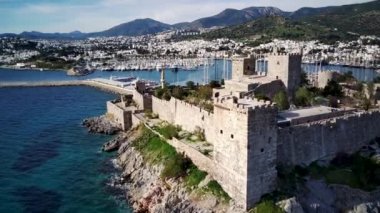 Türkiye 'nin Mugla ilçesindeki Bodrum limanı ve antik Kalesi' nin güzel yatlarıyla dolu İHA 'dan inanılmaz panoramik manzara