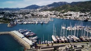 Türkiye 'nin Mugla ilçesindeki Bodrum limanı ve antik Kalesi' nin güzel yatlarıyla dolu İHA 'dan inanılmaz panoramik manzara