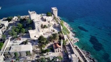 Türkiye 'nin Mugla ilçesindeki Bodrum limanı ve antik Kalesi' nin güzel yatlarıyla dolu İHA 'dan inanılmaz panoramik manzara