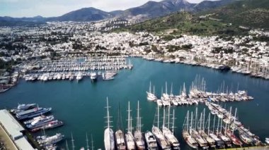 Türkiye 'nin Mugla ilçesindeki Bodrum limanı ve antik Kalesi' nin güzel yatlarıyla dolu İHA 'dan inanılmaz panoramik manzara