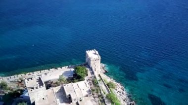 Türkiye 'nin Mugla ilçesindeki Bodrum limanı ve antik Kalesi' nin güzel yatlarıyla dolu İHA 'dan inanılmaz panoramik manzara