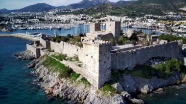 Türkiye 'nin Mugla ilçesindeki Bodrum limanı ve antik Kalesi' nin güzel yatlarıyla dolu İHA 'dan inanılmaz panoramik manzara