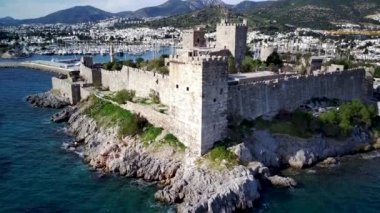 Türkiye 'nin Mugla ilçesindeki Bodrum limanı ve antik Kalesi' nin güzel yatlarıyla dolu İHA 'dan inanılmaz panoramik manzara