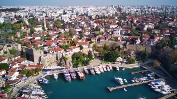 ドローンの高い点からアンタルヤ市内のアンタルヤ湾の空中写真は トルコで晴れた日に飛ぶ 美しい町や海の上を飛ぶ鳥からの素晴らしい空中都市景観 — ストック動画