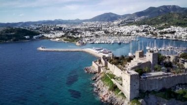 Türkiye 'nin Mugla ilçesindeki Bodrum limanı ve antik Kalesi' nin güzel yatlarıyla dolu İHA 'dan inanılmaz panoramik manzara