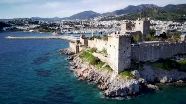 Türkiye 'nin Mugla ilçesindeki Bodrum limanı ve antik Kalesi' nin güzel yatlarıyla dolu İHA 'dan inanılmaz panoramik manzara