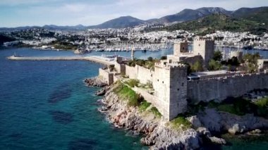 Türkiye 'nin Mugla ilçesindeki Bodrum limanı ve antik Kalesi' nin güzel yatlarıyla dolu İHA 'dan inanılmaz panoramik manzara