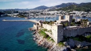 Türkiye 'nin Mugla ilçesindeki Bodrum limanı ve antik Kalesi' nin güzel yatlarıyla dolu İHA 'dan inanılmaz panoramik manzara