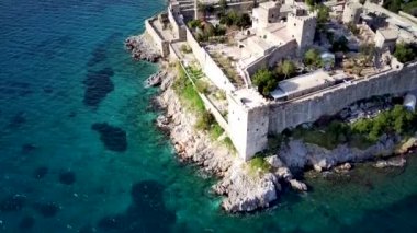 Türkiye 'nin Mugla ilçesindeki Bodrum limanı ve antik Kalesi' nin güzel yatlarıyla dolu İHA 'dan inanılmaz panoramik manzara