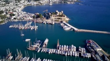 Türkiye 'nin Mugla ilçesindeki Bodrum limanı ve antik Kalesi' nin güzel yatlarıyla dolu İHA 'dan inanılmaz panoramik manzara