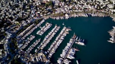 Türkiye 'nin Mugla ilçesindeki Bodrum limanı ve antik Kalesi' nin güzel yatlarıyla dolu İHA 'dan inanılmaz panoramik manzara
