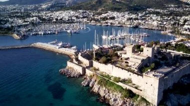 Türkiye 'nin Mugla ilçesindeki Bodrum limanı ve antik Kalesi' nin güzel yatlarıyla dolu İHA 'dan inanılmaz panoramik manzara