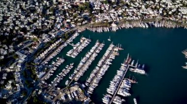 Türkiye 'nin Mugla ilçesindeki Bodrum limanı ve antik Kalesi' nin güzel yatlarıyla dolu İHA 'dan inanılmaz panoramik manzara