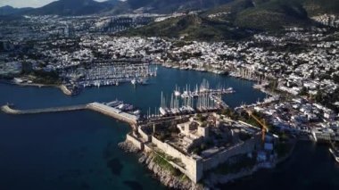 Türkiye 'nin Mugla ilçesindeki Bodrum limanı ve antik Kalesi' nin güzel yatlarıyla dolu İHA 'dan inanılmaz panoramik manzara
