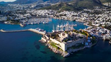Türkiye 'nin Mugla ilçesindeki Bodrum limanı ve antik Kalesi' nin güzel yatlarıyla dolu İHA 'dan inanılmaz panoramik manzara