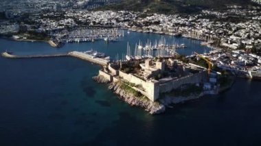 Türkiye 'nin Mugla ilçesindeki Bodrum limanı ve antik Kalesi' nin güzel yatlarıyla dolu İHA 'dan inanılmaz panoramik manzara
