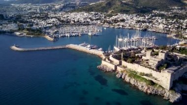 Türkiye 'nin Mugla ilçesindeki Bodrum limanı ve antik Kalesi' nin güzel yatlarıyla dolu İHA 'dan inanılmaz panoramik manzara