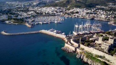 Türkiye 'nin Mugla ilçesindeki Bodrum limanı ve antik Kalesi' nin güzel yatlarıyla dolu İHA 'dan inanılmaz panoramik manzara