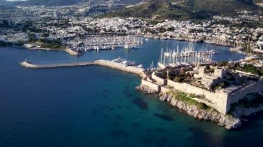 Türkiye 'nin Mugla ilçesindeki Bodrum limanı ve antik Kalesi' nin güzel yatlarıyla dolu İHA 'dan inanılmaz panoramik manzara