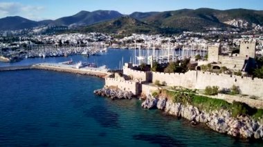 Türkiye 'nin Mugla ilçesindeki Bodrum limanı ve antik Kalesi' nin güzel yatlarıyla dolu İHA 'dan inanılmaz panoramik manzara