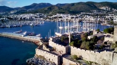 Türkiye 'nin Mugla ilçesindeki Bodrum limanı ve antik Kalesi' nin güzel yatlarıyla dolu İHA 'dan inanılmaz panoramik manzara