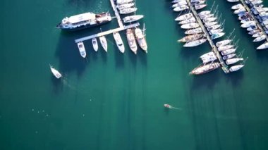 Türkiye 'nin Mugla ilçesindeki Bodrum limanı ve antik Kalesi' nin güzel yatlarıyla dolu İHA 'dan inanılmaz panoramik manzara