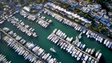 Türkiye 'nin Mugla ilçesindeki Bodrum limanı ve antik Kalesi' nin güzel yatlarıyla dolu İHA 'dan inanılmaz panoramik manzara