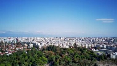 Antalya 'da Antalya Körfezi' nin güneşli bir günde insansız hava aracının yüksek noktasından havadan çekilmiş fotoğrafı. Kuşlardan inanılmaz bir şehir manzarası. Güzel kasaba ve deniz yamaçları üzerinde uçuyorlar.
