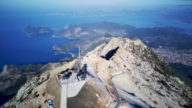 İzleme yolları arasında dağların zirvelerinin olduğu doğal parkın yüksek açılı inanılmaz manzarası: Güney Türkiye, Antalya ve Mugla 'da 