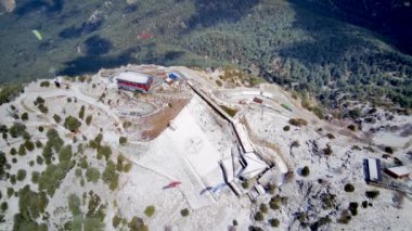 İzleme yolları arasında dağların zirvelerinin olduğu doğal parkın yüksek açılı inanılmaz manzarası: Güney Türkiye, Antalya ve Mugla 'da 